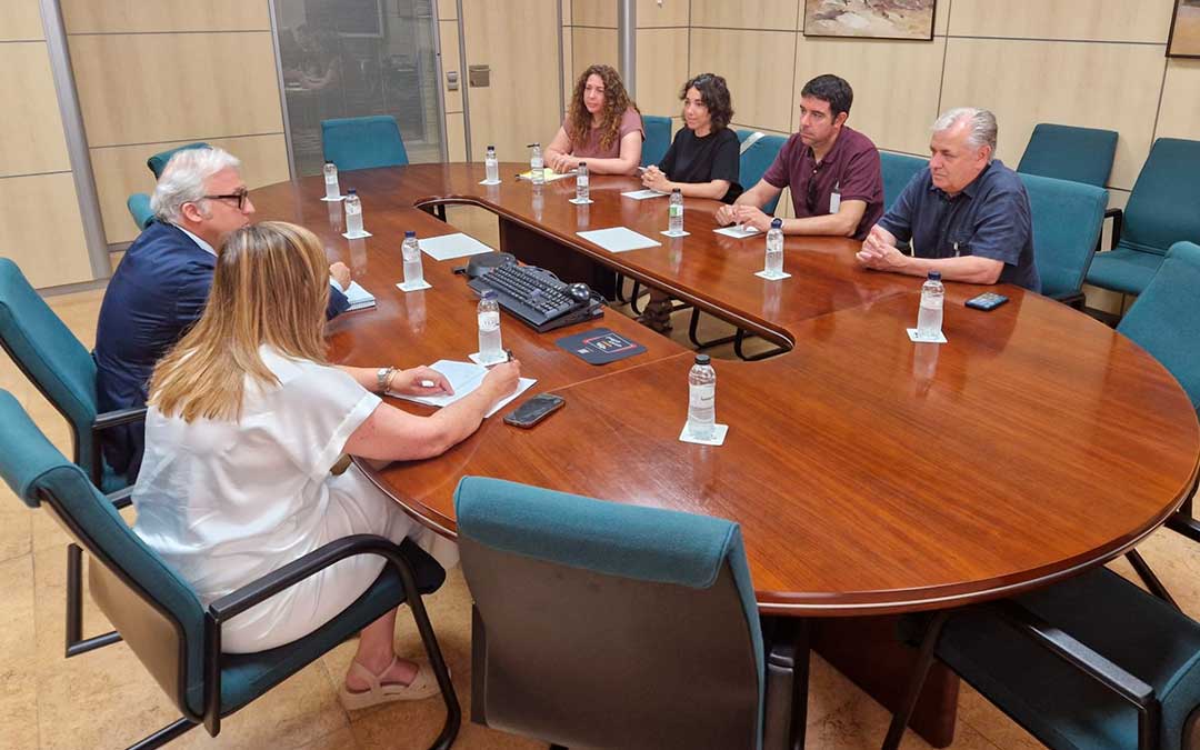 El presidente de la Comarca del Matarraña y una representación de los empresarios del sector vitivinícola del Matarraña y de la IGP Asociación de Productores del Bajo Aragón se han reunido este martes con el consejero de Agricultura, Javier Rincón, y la directora general de Innovación y Promoción Alimentaria, Amparo Cuéllar / Comarca Matarraña