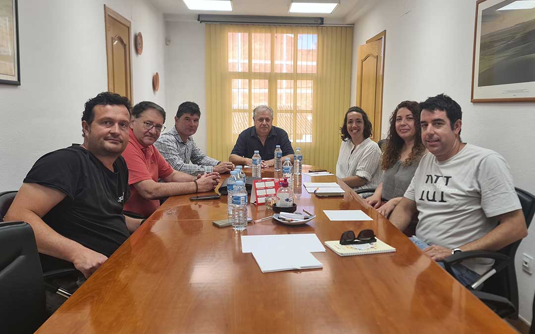 Reunión de representantes de los bodegueros del Matarraña y de la IGP con el diputado provincial delegado de Agricultura, Miguel Ángel Navarro / Comarca Matarraña
