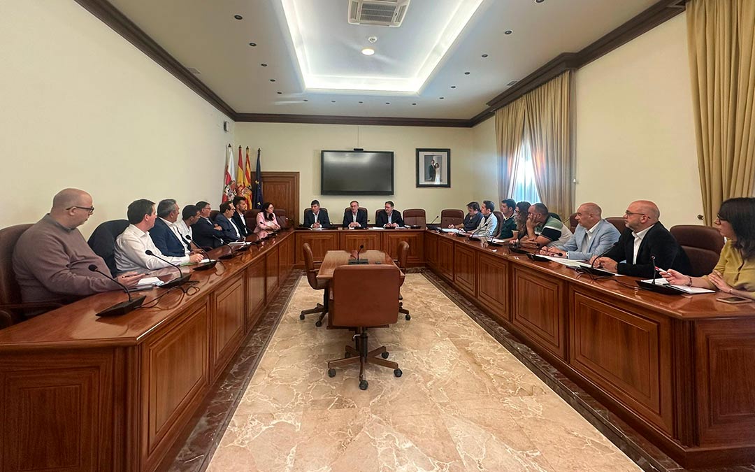 Reunión entre la DPT y representantes de los productores./ DPT