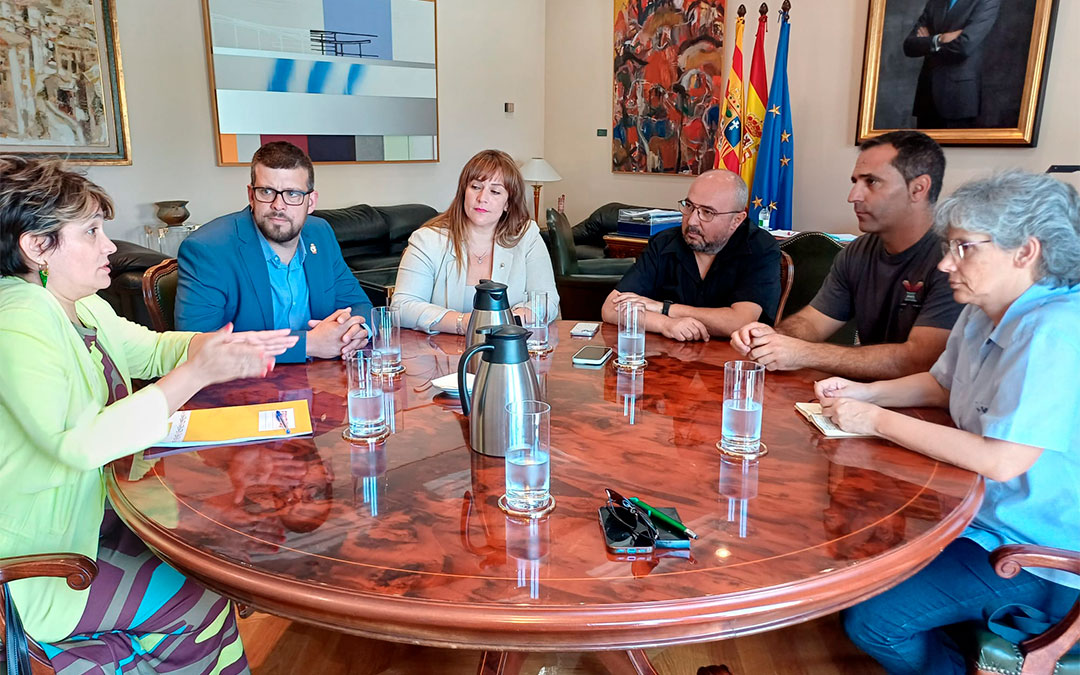 El grupo socialista de Caspe reunido con la subdelegada del Gobierno en Zaragoza, Noelia Herrero, y la directora del SEPE en Zaragoza, Laura Carvajal./ PSOE Caspe