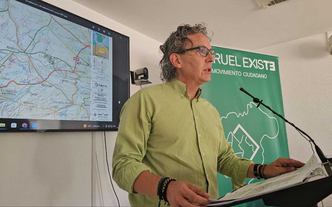 El portavoz del grupo de Energía y Medio Ambiente del movimiento ciudadano Teruel Existe, Ernesto Romeo, en rueda de prensa este jueves para hablar del proyecto Catalina / T.E.