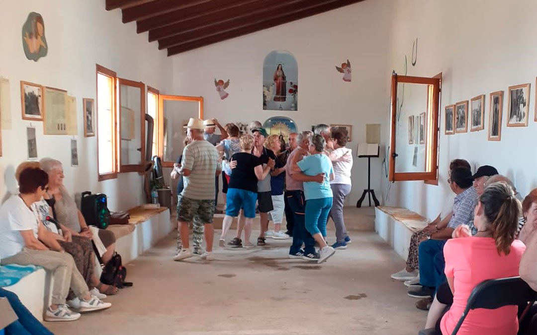 Los asistentes disfrutaron de unos bailes./ J.R.