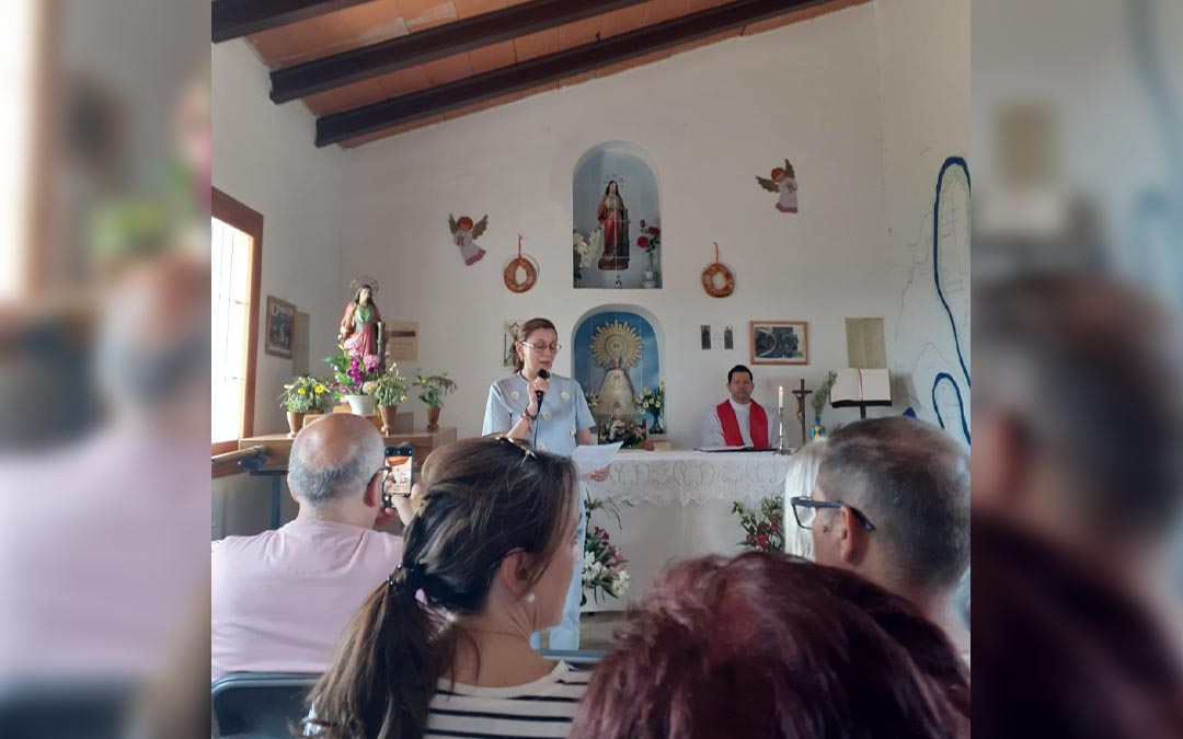La misa se celebró dentro de la escuela./ J.R.