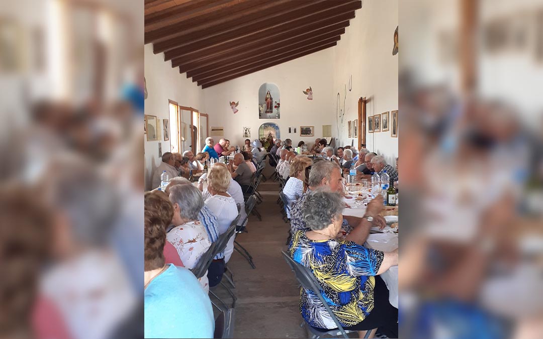 La comida se celebró dentro de la escuela de la Herradura./ Josefina Rufau