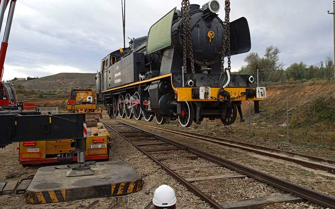 Labores de retirada de la locomotora Samper en la cesión al Museo de Andorra. / Endesa