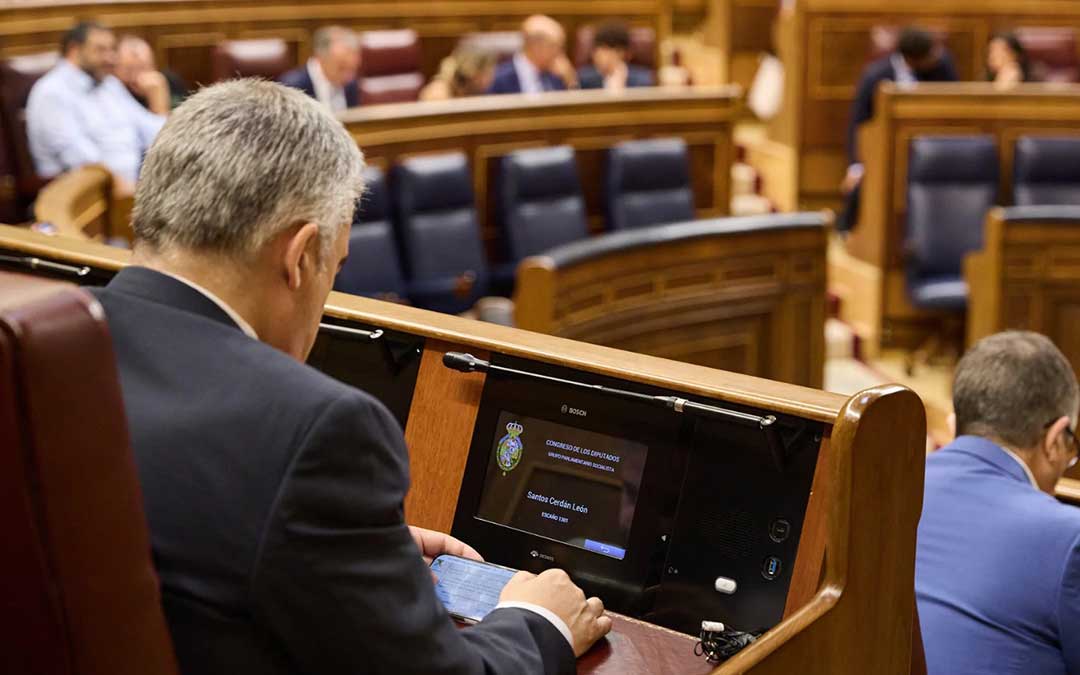 Santos Cerdán pillado leyendo el informe de la UCO en el Congreso este jueves / Jesús Hellín