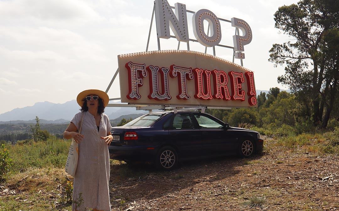 Julia Cajaraville, explicando la escultura 'No? Future!' de Jordi Colomer, en la que se transforma el eslogan de Sex Pistols en una pregunta intermitente para expresar la necesidad de rebelarse contra lo establecido. / A.Z