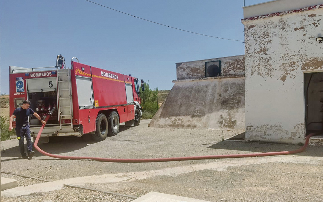 Bomberos de la Diputación suministrando agua a Muniesa. / Ayto