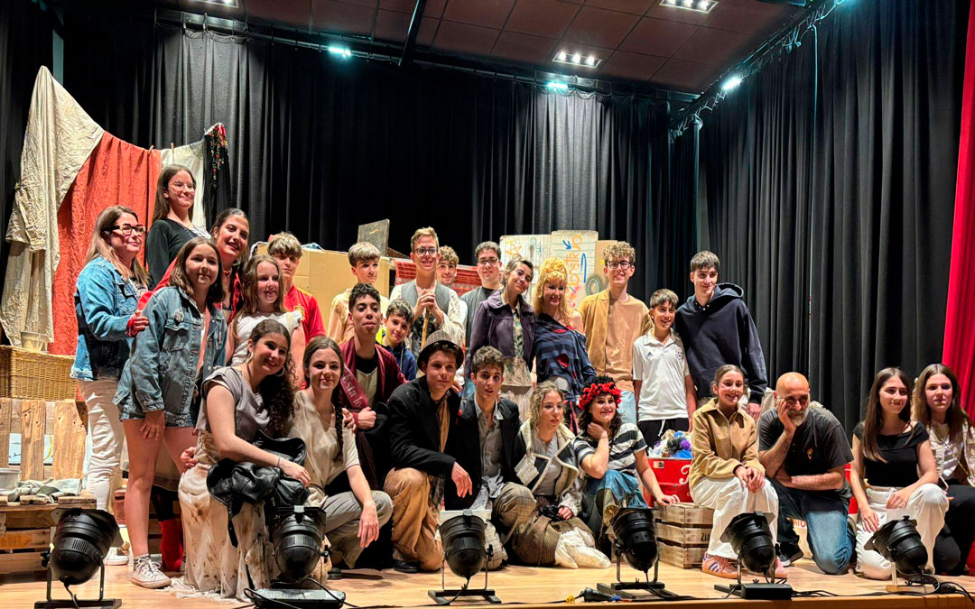Foto del grupo de teatro "Más qué palabras" y de sus responsables en la asociación