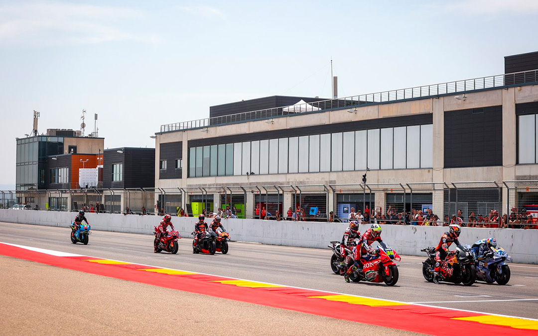 Imagen de los pilotos de MotoGP haciendo las prácticas de salida. /Motorland
