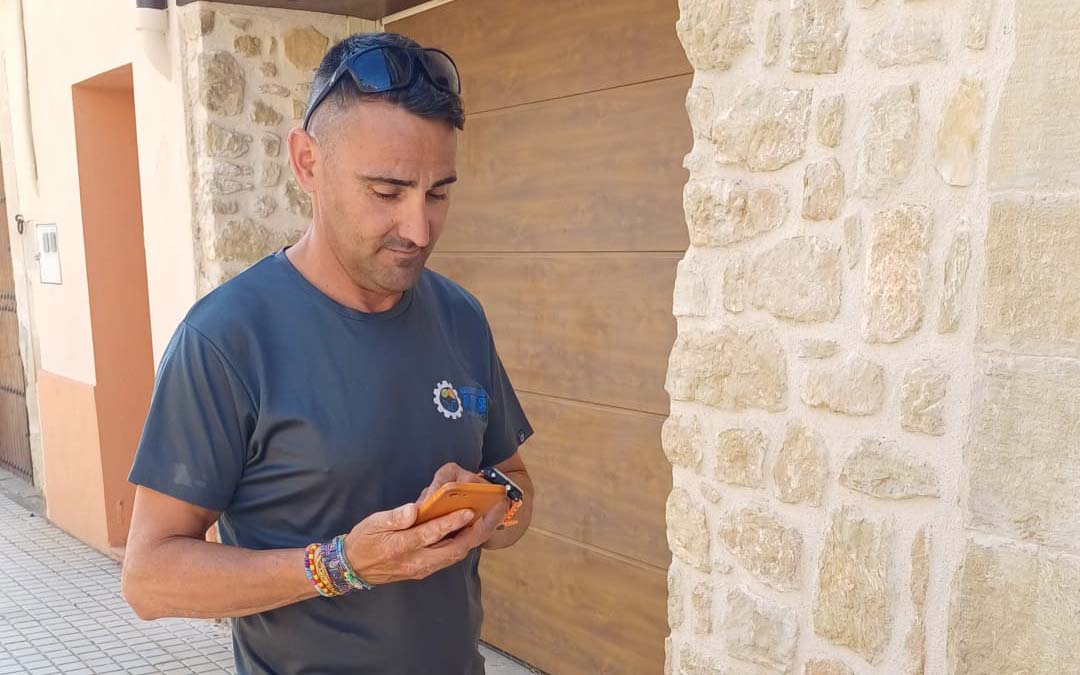 El aguacil de Valdeltormo comprobando la cobertura./Ayto. Valdeltormo