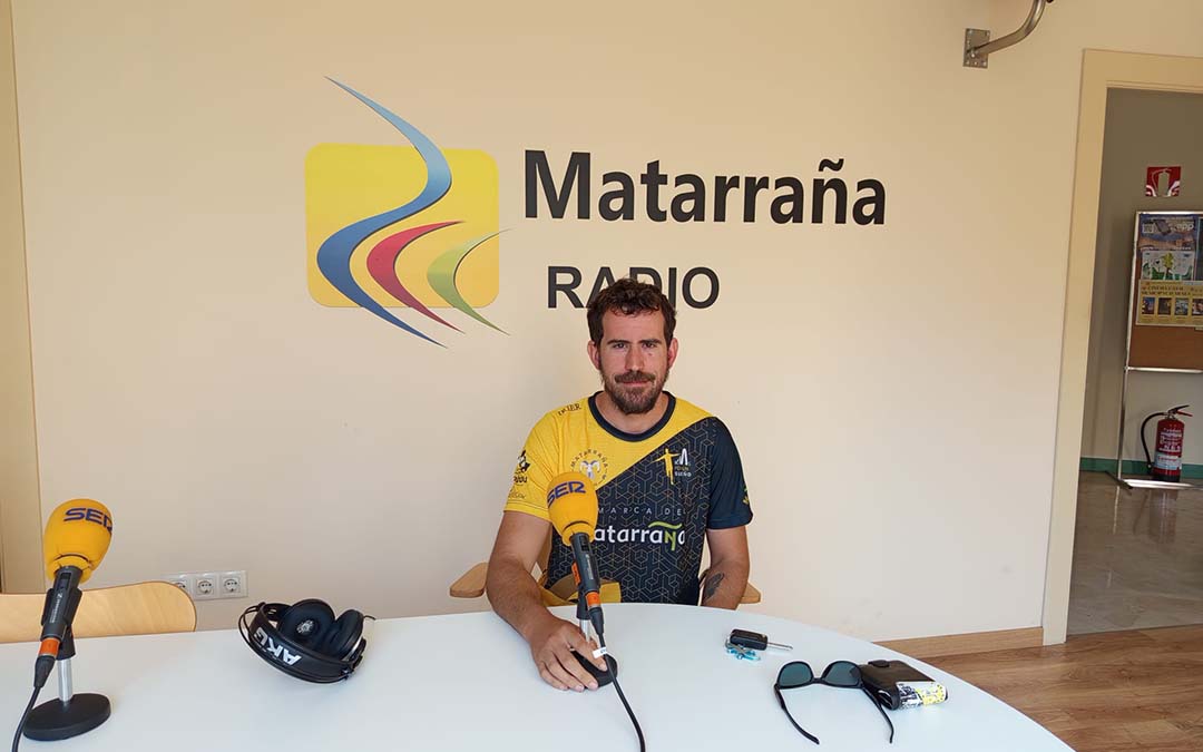 Carlos Jávega, presidente del Matarraña Team ha visitado nuestros estudios./M.J. Salvador