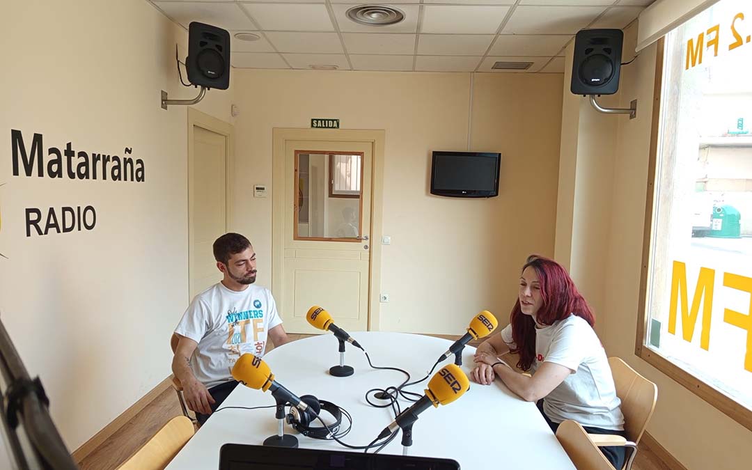 Débora Salmonte, entrenadora de Taekwondo y Simón Davile ganador 2 Bronces en Barcelona, nos han visitado en el estudio./La COMARCA