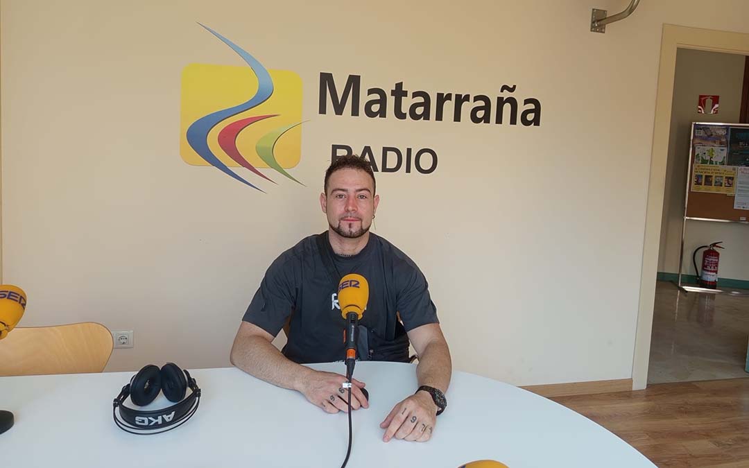 "El Capo" Mario Caviedes, visita el estudio de Matarraña Radio./La COMARCA