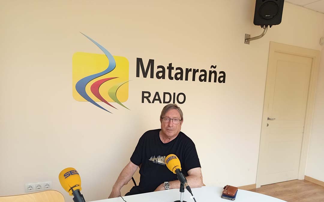 Pedro Albesa, miembro de Protección Civil del Matarraña, visita nuestros estudios./M.J. Salvador