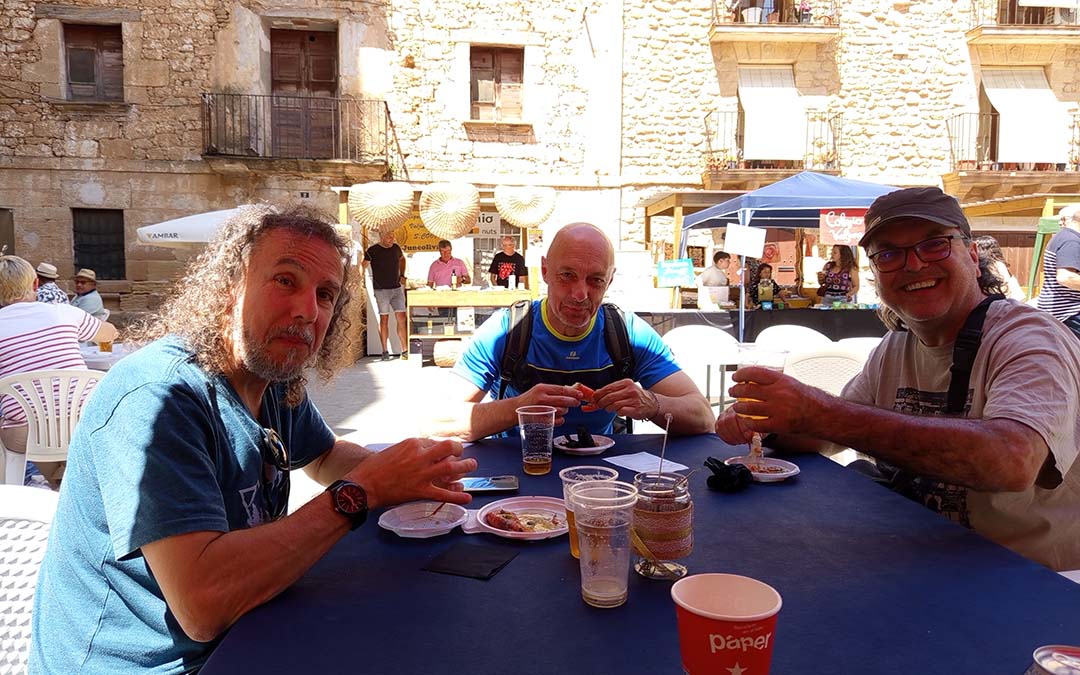 Unos visitantes degustando las tapas / M.J. Salvador