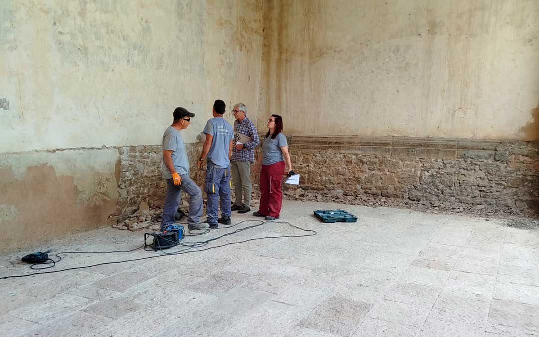 Los técnicos del Centro de Restauración de la Fundación Santa María de Albarracín se hacen cargo de la restauración / Iván Villarroya