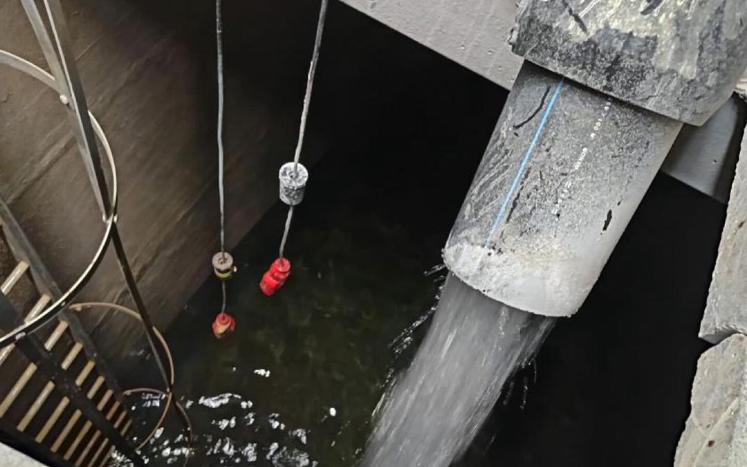 El agua llega de nuevo a los depósitos de Vinaceite tras instalar la tubería. / Ayto. Vinaceite