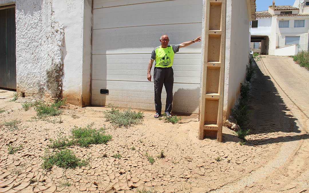 Arturo Valero señala hasta donde llegó el agua en su cochera en septiembre. La crecida de esta vez sigue marcada en barro por encima de la rodilla. / B. Severino