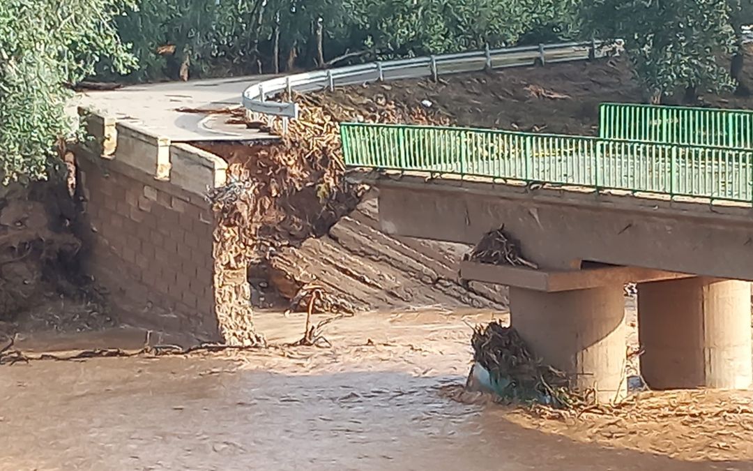 Así ha quedado el puente de acceso a Vinaceite por Belchite tras las tormentas./ DPT.