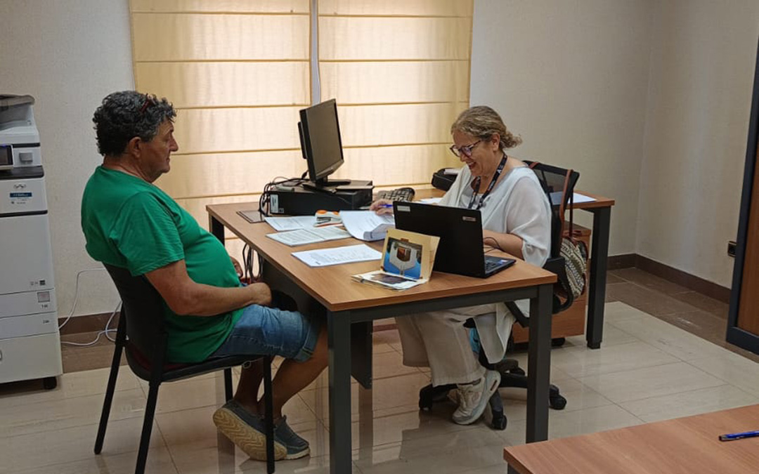 Un momento de atención a un vecino por parte del personal de DGA desplazado a Vinaceite para asesorar e inventariar daños. / Ayto.