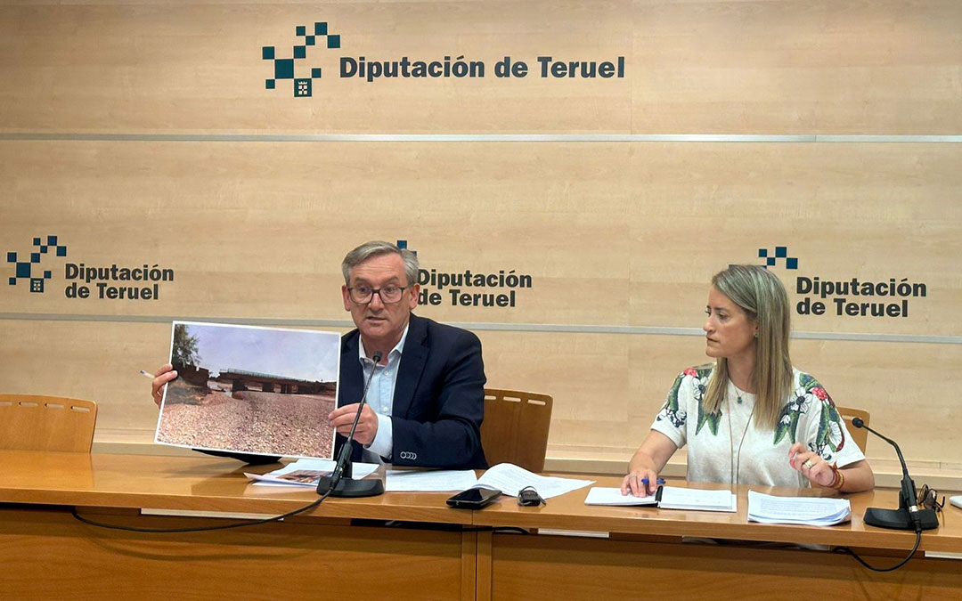 El presidente de la DPT, Joaquín Juste, presentando los trabajos de reparación en el puente de Vinaceite. / DPT