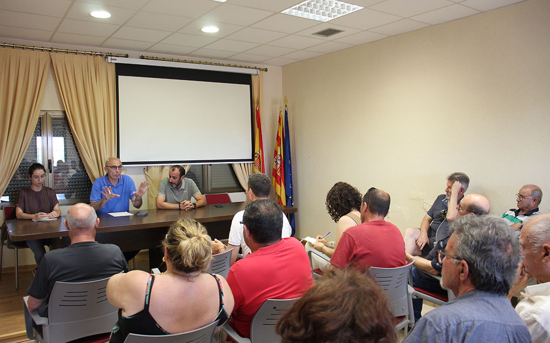 Reunión informativa de ayudas por parte de Subdelegación con vecinos en el ayuntamiento de Vinaceite. / B. Severino
