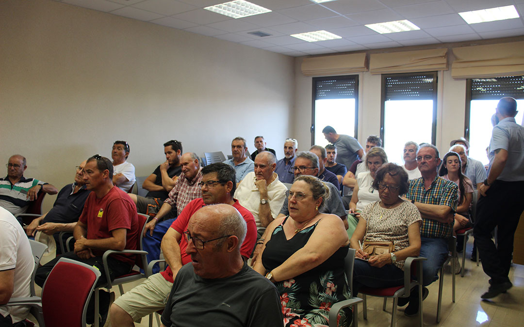 Reunión informativa de ayudas por parte de Subdelegación con vecinos en el ayuntamiento de Vinaceite. / B. Severino