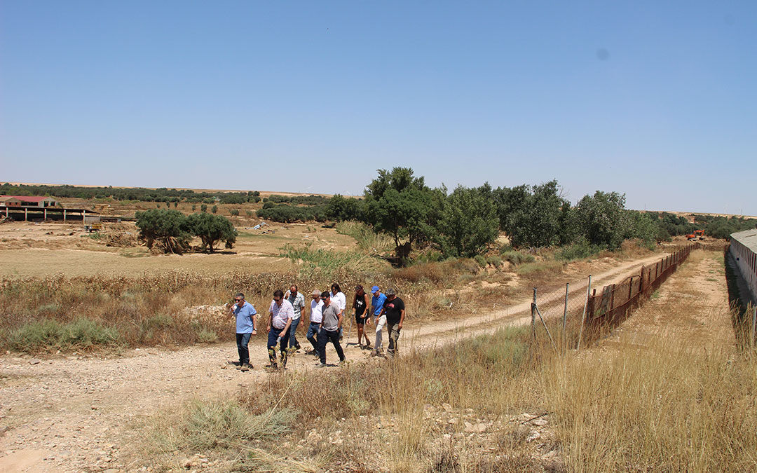 Visita de Rincón a Vinaceite con las máquinas trabajando a la derecha y la granja de terneros arrasada a la izquierda. Hasta ahí subió el agua. / B. Severino