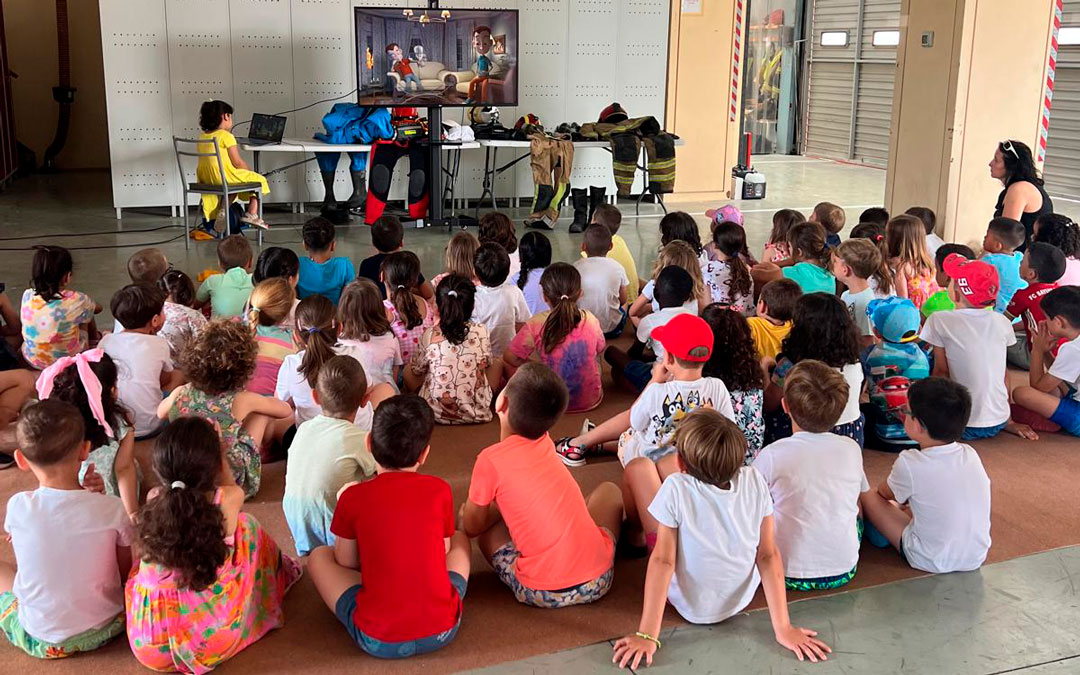 Los bomberos explican a los niños como actuar en caso de incendio./ DPT