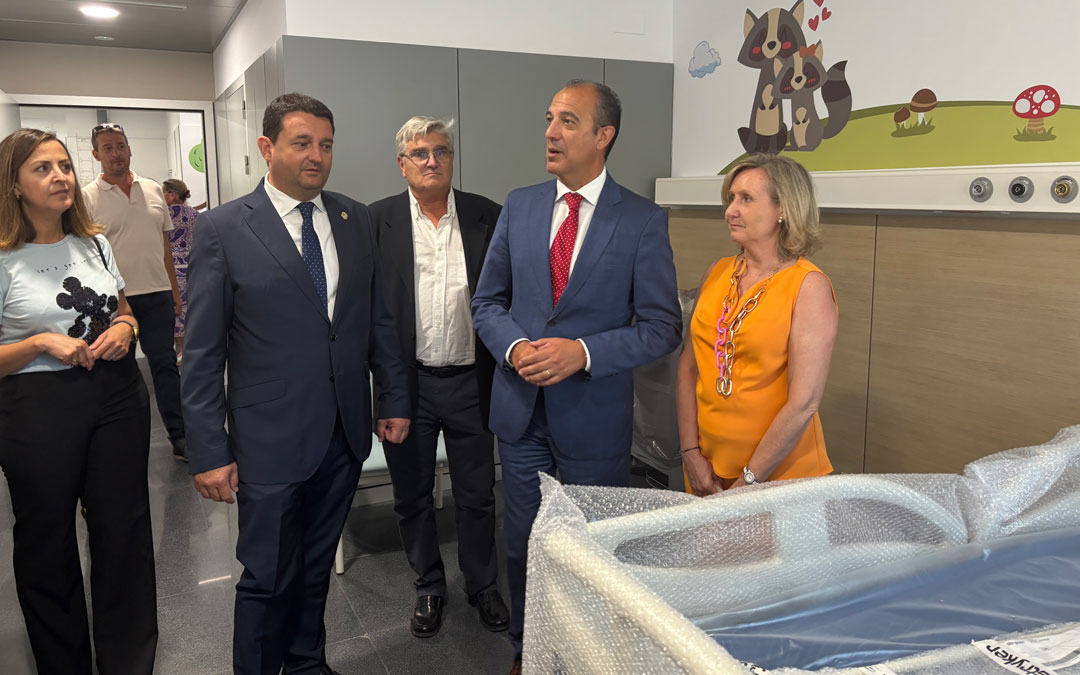 Un momento de la visita en una de las nuevas habitaciones pediátricas./ M.M.R.