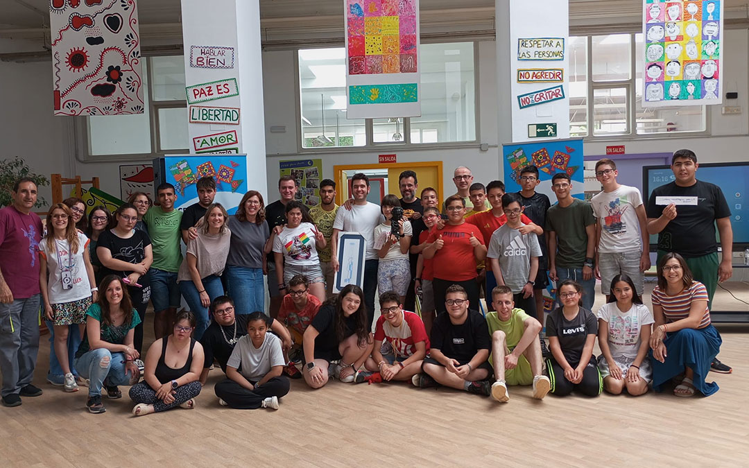 Alumnado y profesorado en la visita de Javier Macipe. / Gloria Fuertes