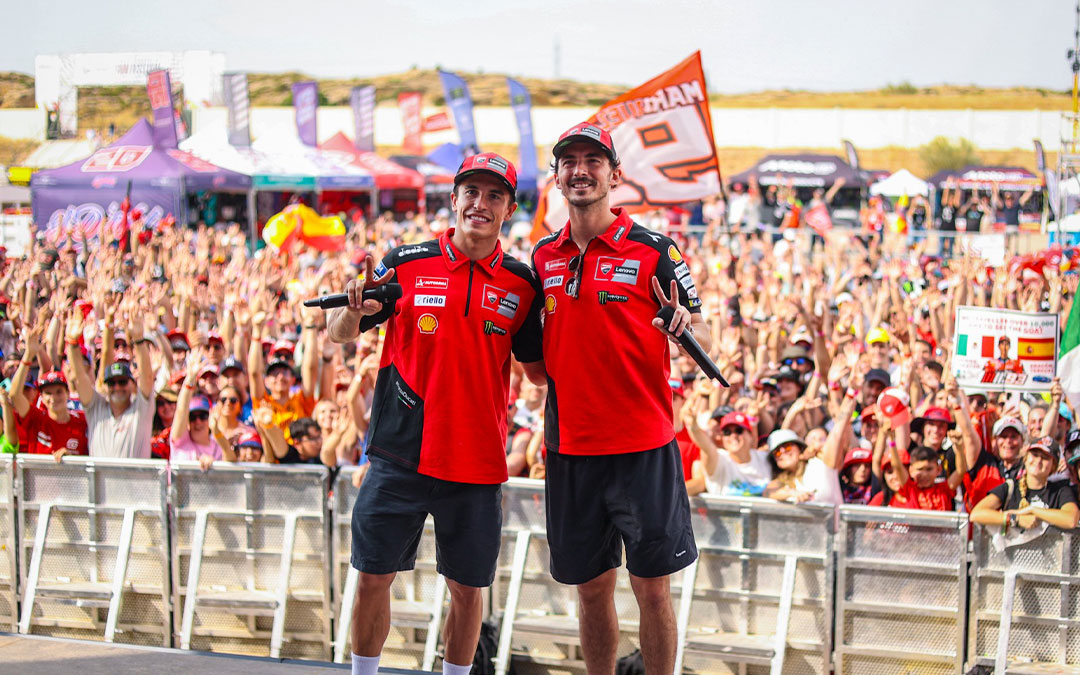 Márquez y Bagnaia frente al público de la Fan Zone./ Motorland.