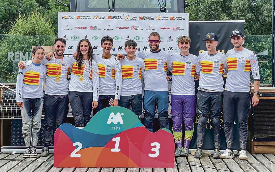 Foto de familia de los premiados en el Campeonato de Aragón de Descenso de Cerler. / Soul Bikes