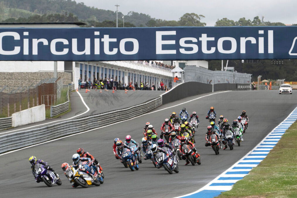 Salida de la carrera de la categoría JuniorGP en Estoril/ FIM JuniorGP