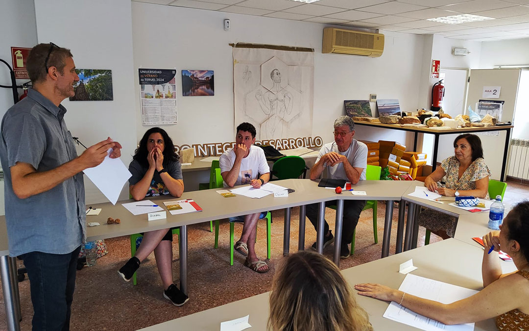Rubén Vidal dando las primeras nociones sobre pintura en tabla de alabastro en el CIDA. / Alberto Gracia