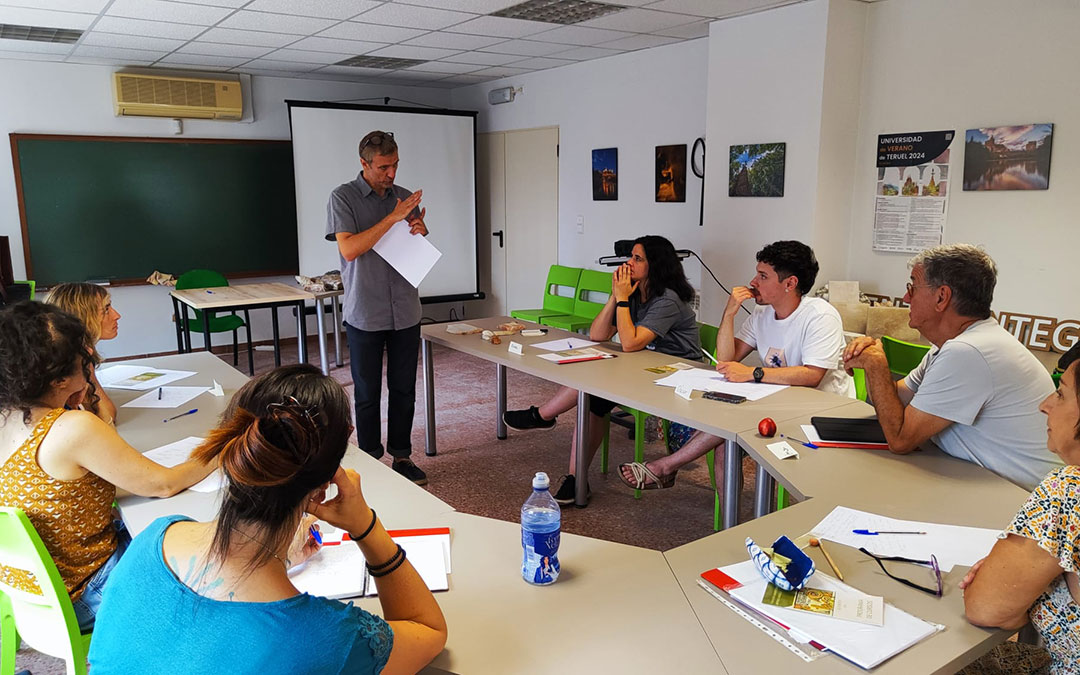Rubén Vidal dando las primeras nociones sobre pintura en tabla de alabastro en el CIDA. / Alberto Gracia