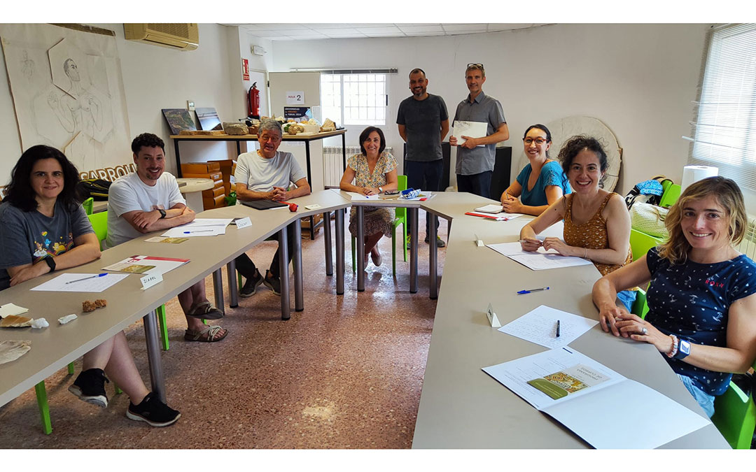 Santiago Martínez y Rubén Vidal, junto a las siete personas que se han desplazado al CIDA para el curso. / Alberto Gracia