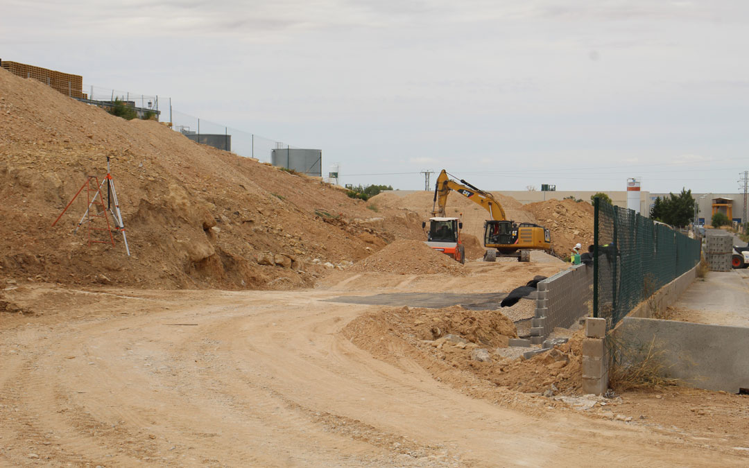Las máquinas trabajan esta semana en los preparativos del terreno en el que se edificará la ampliación./ M.M.R.