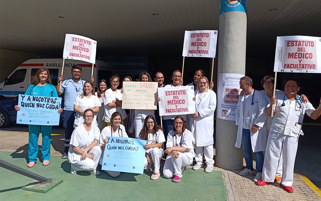 18 médicos del hospital de Alcañiz protestan por una mejora de sus condiciones laborales / Saúl Valero