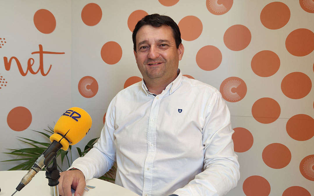 Miguel Ángel Estevan, alcalde de Alcañiz, en los estudios de Radio La Comarca. /LA COMARCA