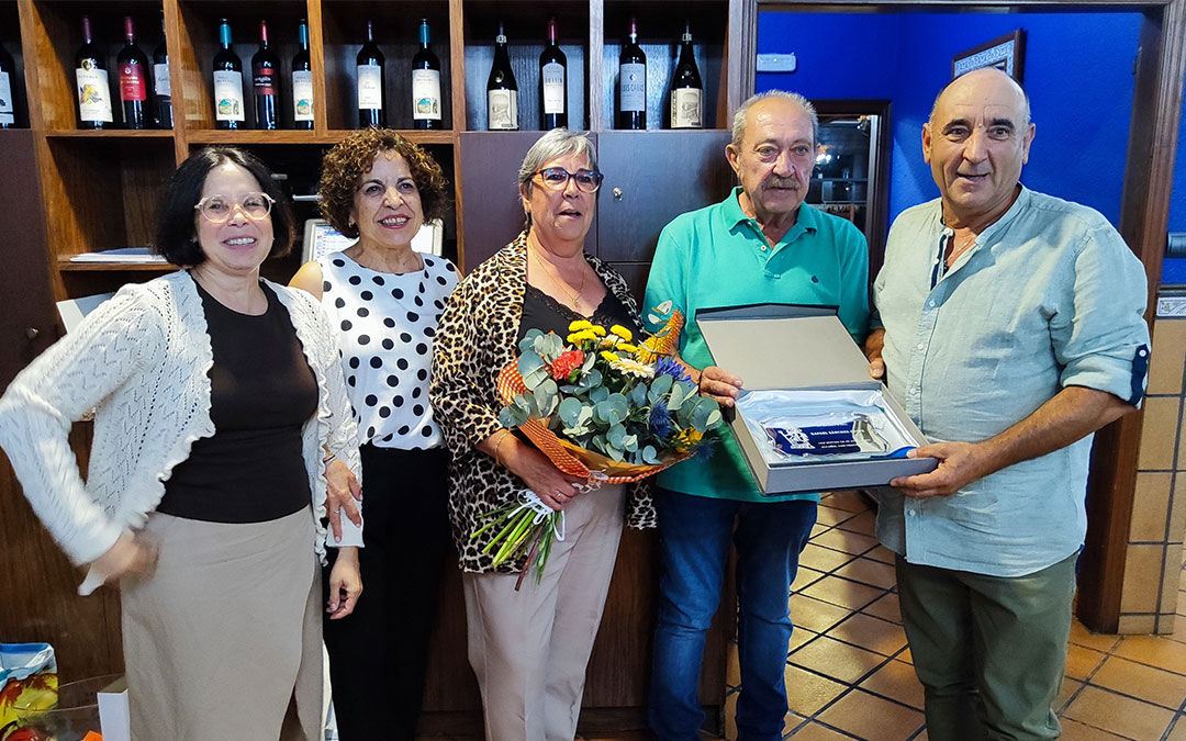 Rafael Sánchez recibe una placa en la cena de San Cristóbal. / A.G