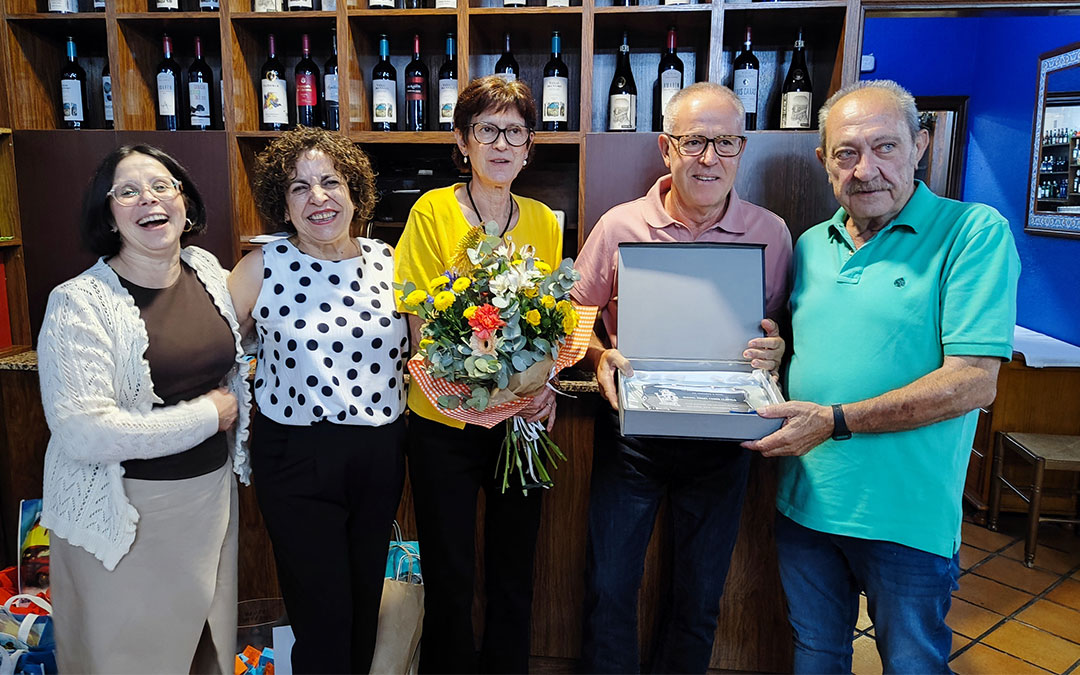 Miguel Ángel Comín recibe una placa en la cena de San Cristóbal. / A.G