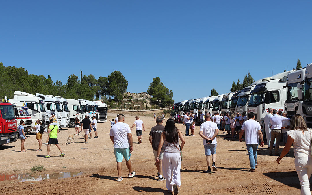 Más de un centenar de vehículos se han reunido en las inmediaciones del Santuario de la Virgen de Pueyos. /A.S.