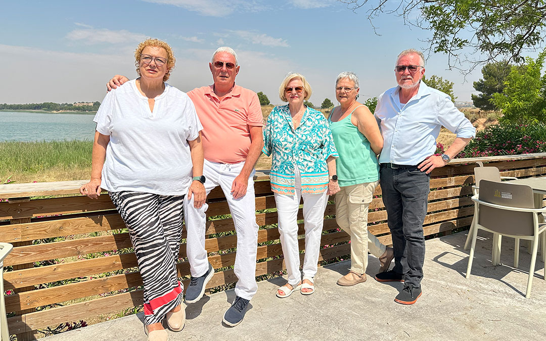 Mª Luisa García, José María Caso, Mª Dolores García, MªDolores Pellicer y Manuel García , parte de la familia que inició la trayectoria de La Perca, posan junto al establecimiento favorito de muchos alcañizanos./L.M.