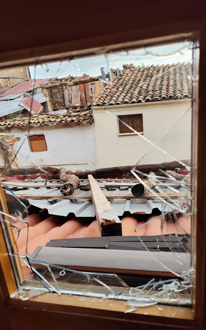 Daños en una vivienda en la calle Escolapios causados por el impacto de un rayo. / La Comarca