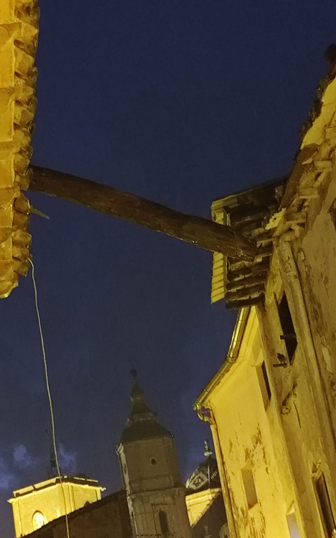 Madero roto en la calle Escolapios por el impacto de un rayo. / La Comarca