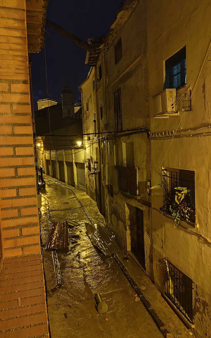 Madero roto en la calle Escolapios por el impacto de un rayo. / La Comarca