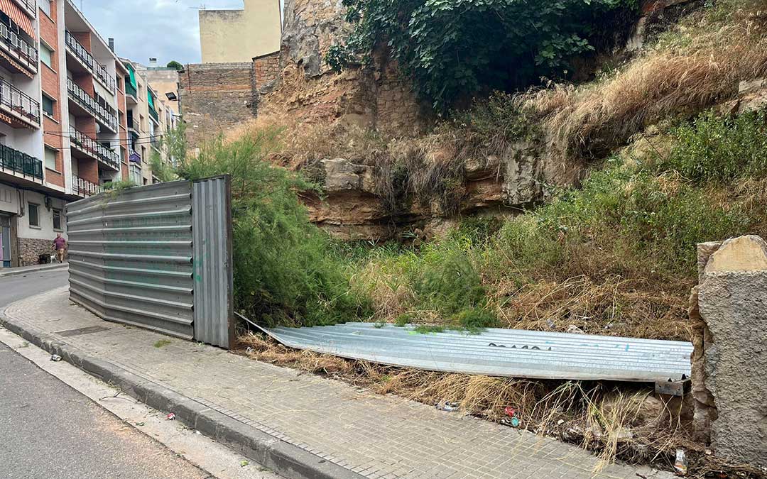 Destrozos en la calle con la tormenta. / La Comarca