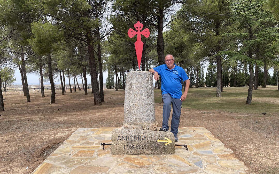 Andrés Ruiz Escartín ayer junto a un hito de la Cruz de Santiago en el Parque de San Macario. / N.C